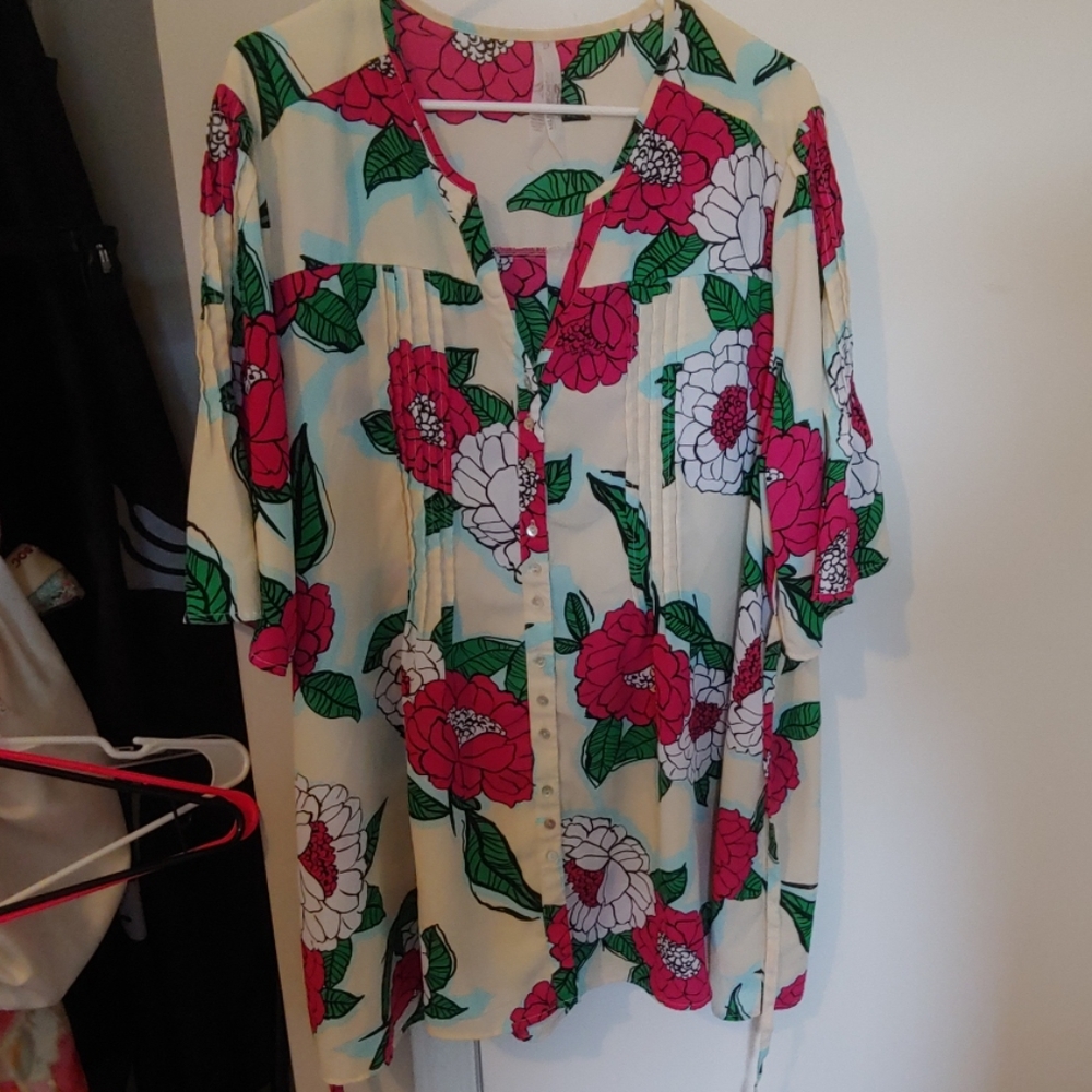 Melissa McCarthy floral top